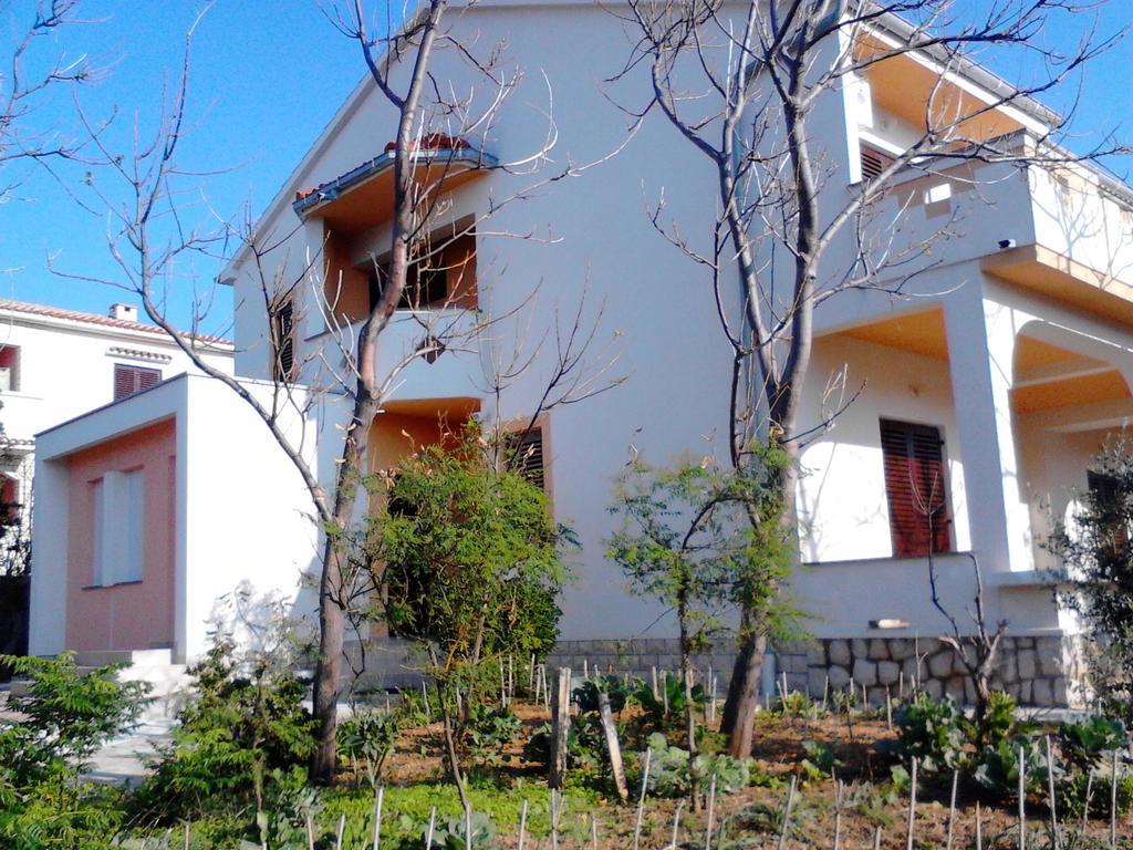 Apartments Kresimir Beauty With Shadow Trees And Parking Place Pag Town Habitación foto