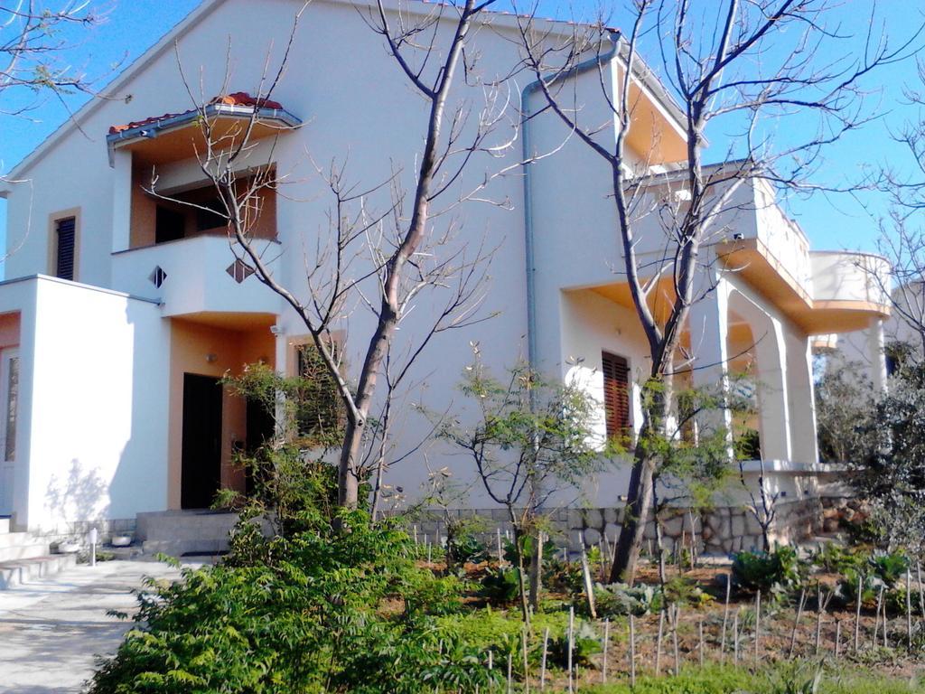 Apartments Kresimir Beauty With Shadow Trees And Parking Place Pag Town Habitación foto