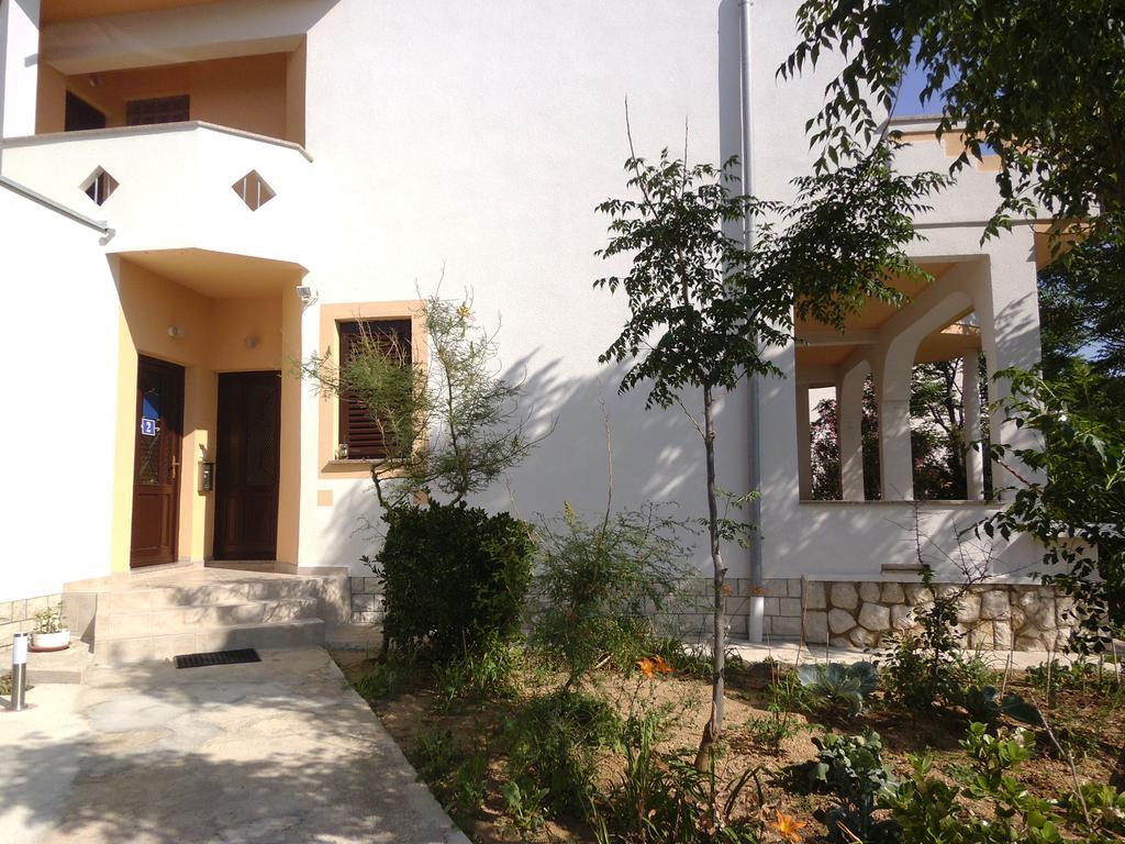 Apartments Kresimir Beauty With Shadow Trees And Parking Place Pag Town Habitación foto