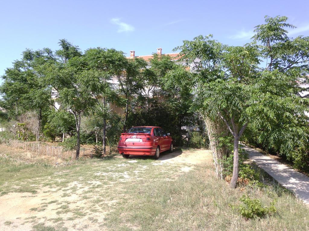 Apartments Kresimir Beauty With Shadow Trees And Parking Place Pag Town Exterior foto