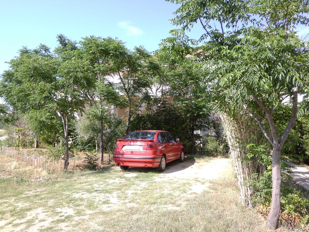 Apartments Kresimir Beauty With Shadow Trees And Parking Place Pag Town Habitación foto