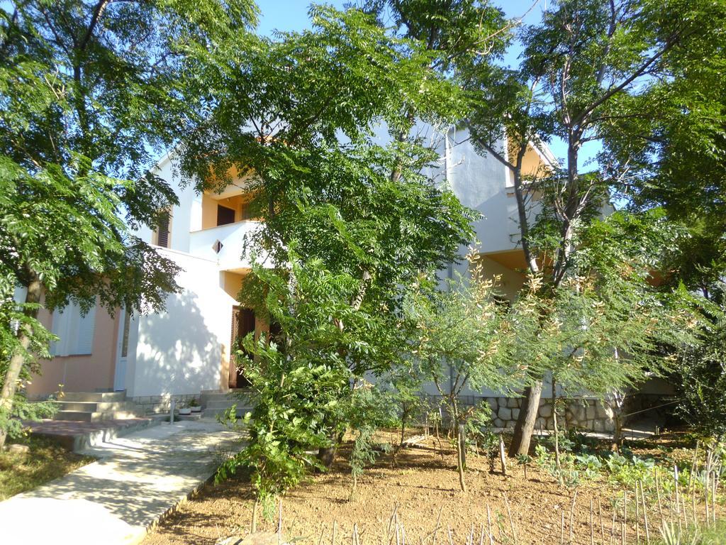 Apartments Kresimir Beauty With Shadow Trees And Parking Place Pag Town Habitación foto