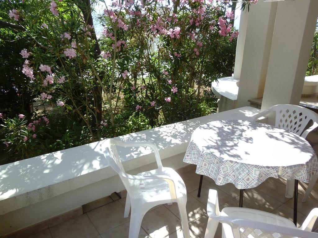 Apartments Kresimir Beauty With Shadow Trees And Parking Place Pag Town Habitación foto