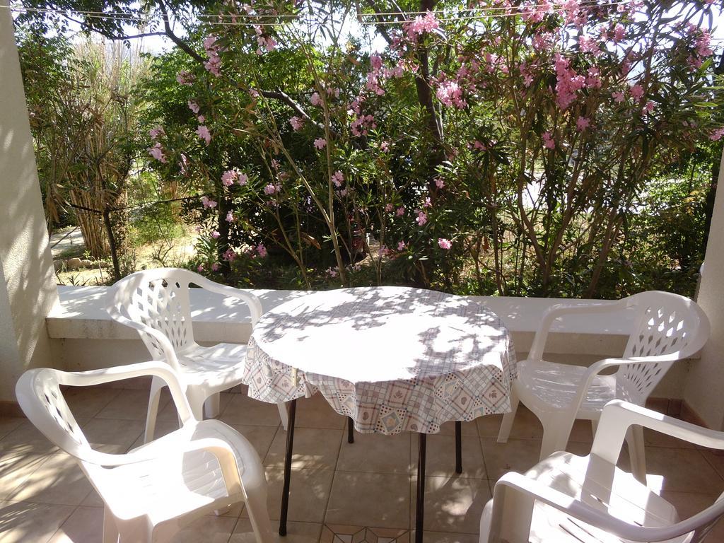 Apartments Kresimir Beauty With Shadow Trees And Parking Place Pag Town Habitación foto