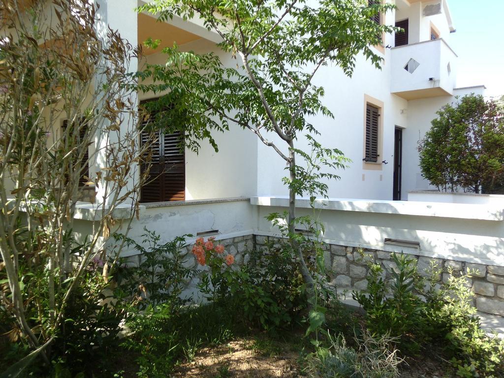 Apartments Kresimir Beauty With Shadow Trees And Parking Place Pag Town Habitación foto